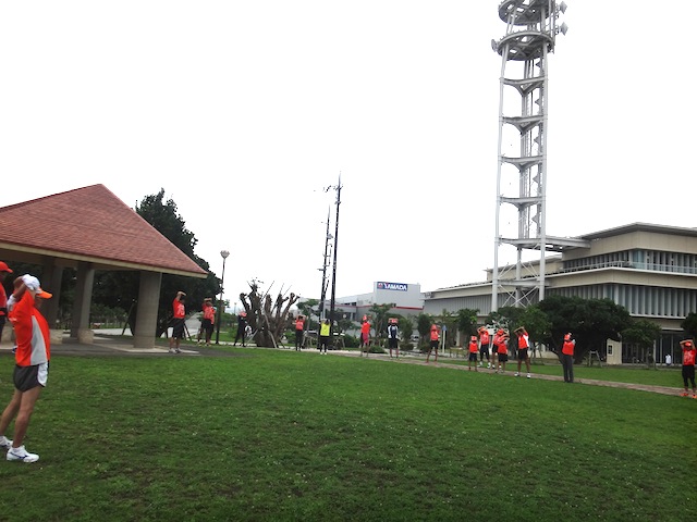 NHK沖縄放送局の前で体操