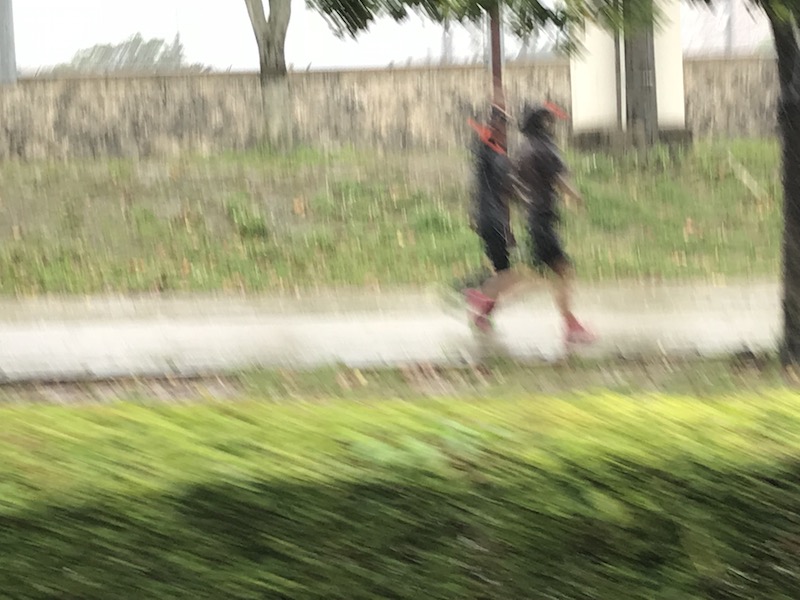 雨の中、走る二人！